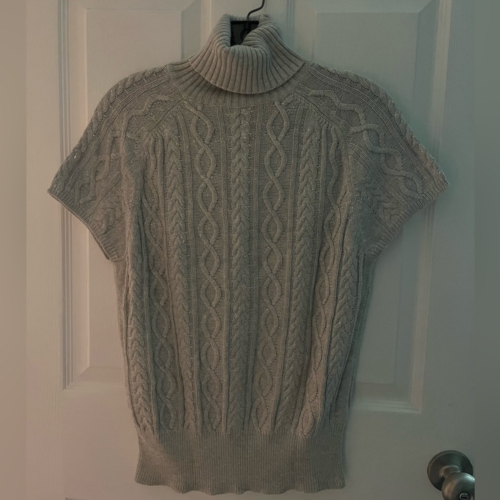 Short turtleneck sweater, perfect for fall